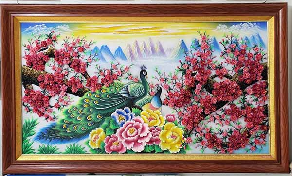 Tranh đá quý Phú quý trường xuân còn có tên khác là tranh “công-đào”