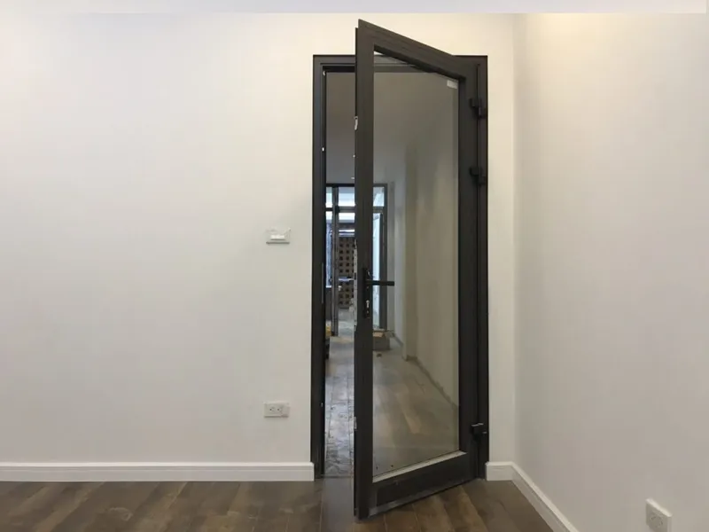 Cửa đi  nhôm  Xingfa mở quay
