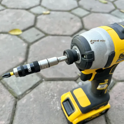 Đầu lắc léo giữ mũi bắt vít 10 chi tiết Dewalt DT70518