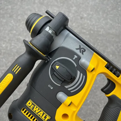 Máy khoan bê tông cầm tay 18V Dewalt DCH273B