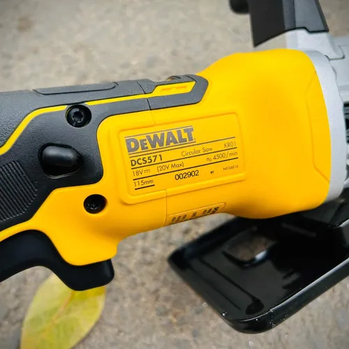 Máy cưa đĩa dùng pin 20V Dewalt DCS571