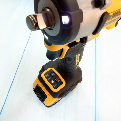Máy siết bulong dùng pin 20V max Dewalt ATOMIC DCF921