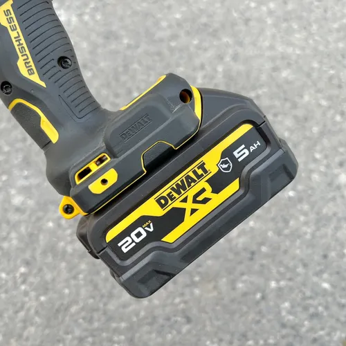 Pin 5A Dewalt 20V lithium ion DCB184G chống dầu