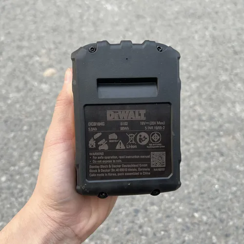 Pin 5A Dewalt 20V lithium ion DCB184G chống dầu