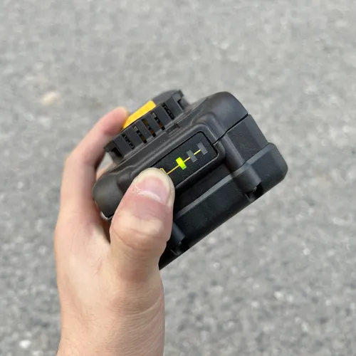 Pin 5A Dewalt 20V lithium ion DCB184G chống dầu