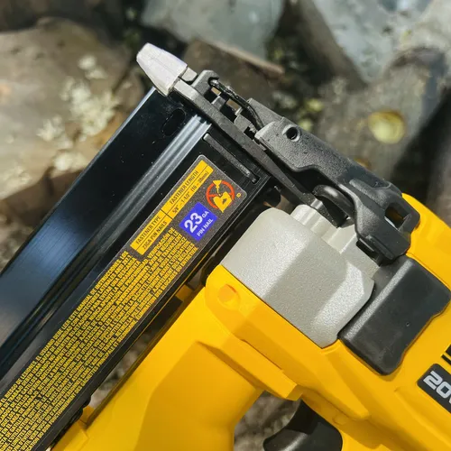 Máy bắn đinh pin Dewalt DCN623 Hàng USA