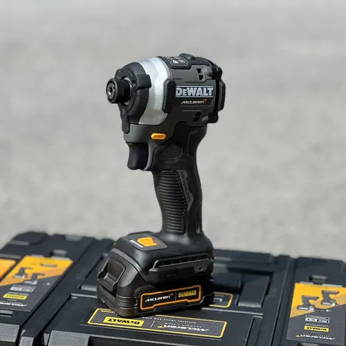 Combo máy cầm tay 20V McLaren DCK200ME2GT-QW