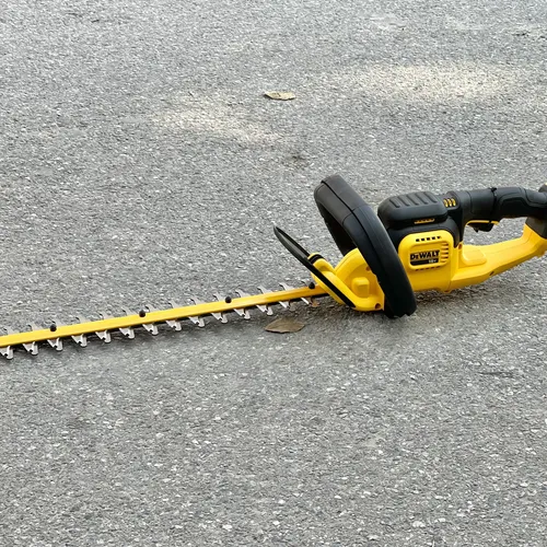 Máy tỉa cành hàng rào cầm tay 18V Dewalt DCMHT563N-XJ