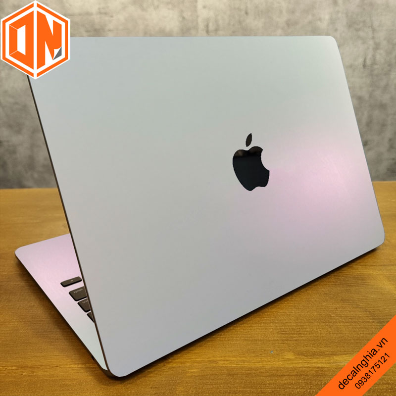 Chất liệu Ngọc Trai (Pearl Whrite) với màu trắng ngọc trai pha với anh hồng dạ quang cho màu sắc cực sang khi dán macbook