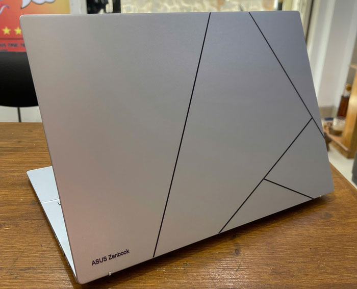 Aluminum skin dán laptop Asus Zenbook UX3405M được in với công nghệ Lazer Aluminum skin dán laptop Asus Zenbook UX3405M được in với công nghệ Lazer