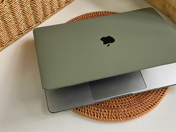Dùng ốp lưng macbook, sau đó dán stiker macbook lên