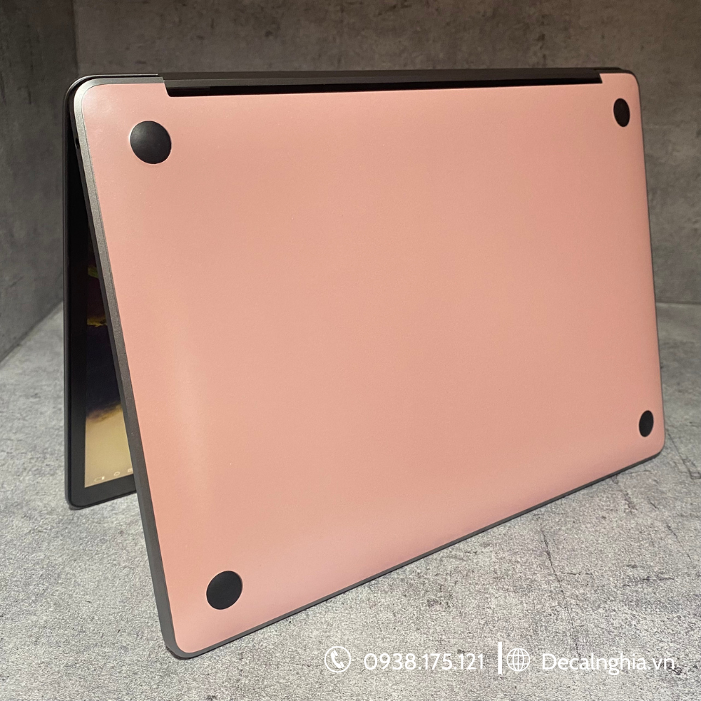 Dán macbook màu hồng mặt đế