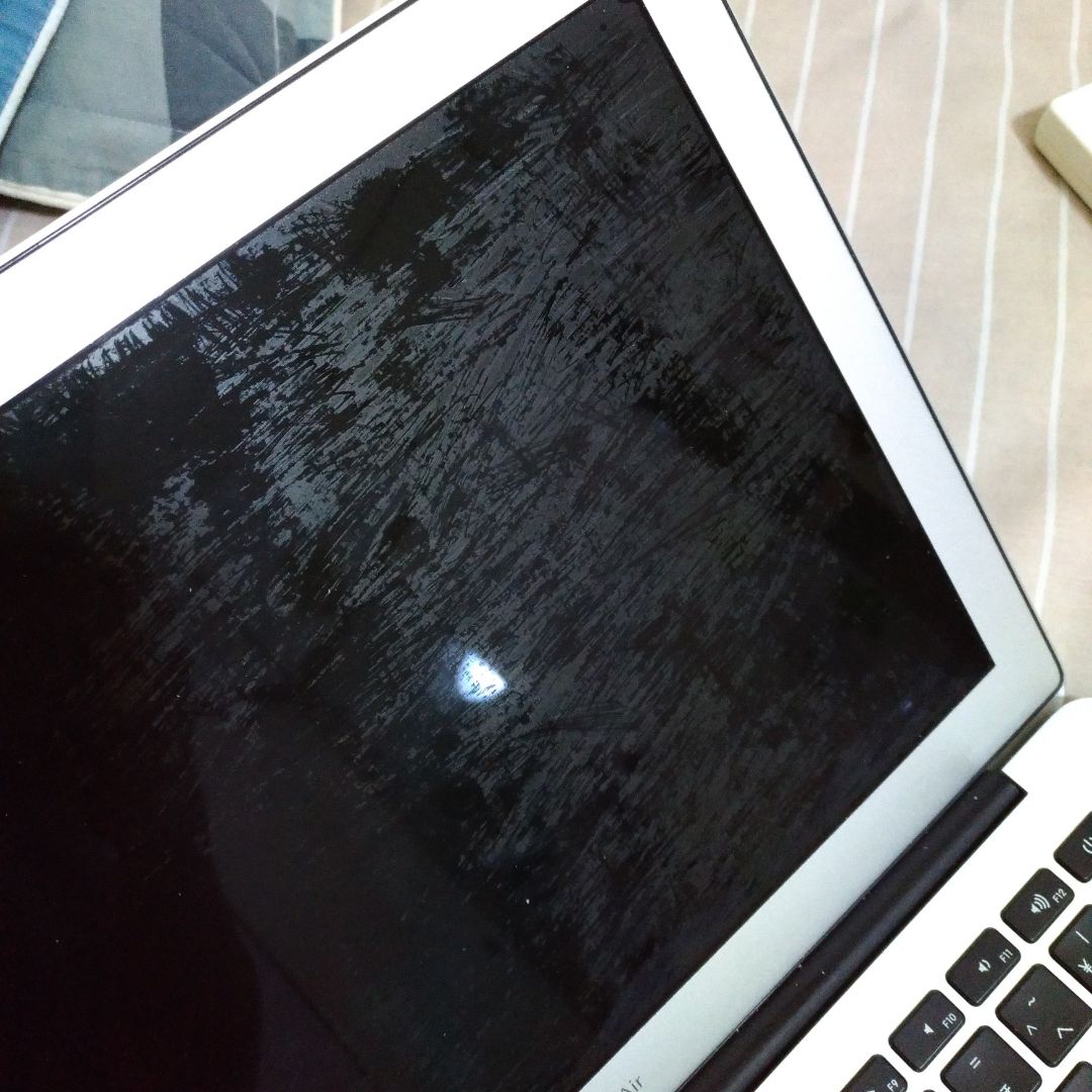 dan-man-hinh-macbook-bi-dinh-keo