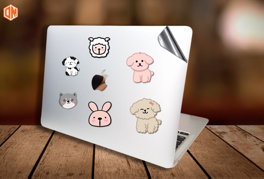 Dán skin macbook làm lớp phủ trước khi dán stiker
