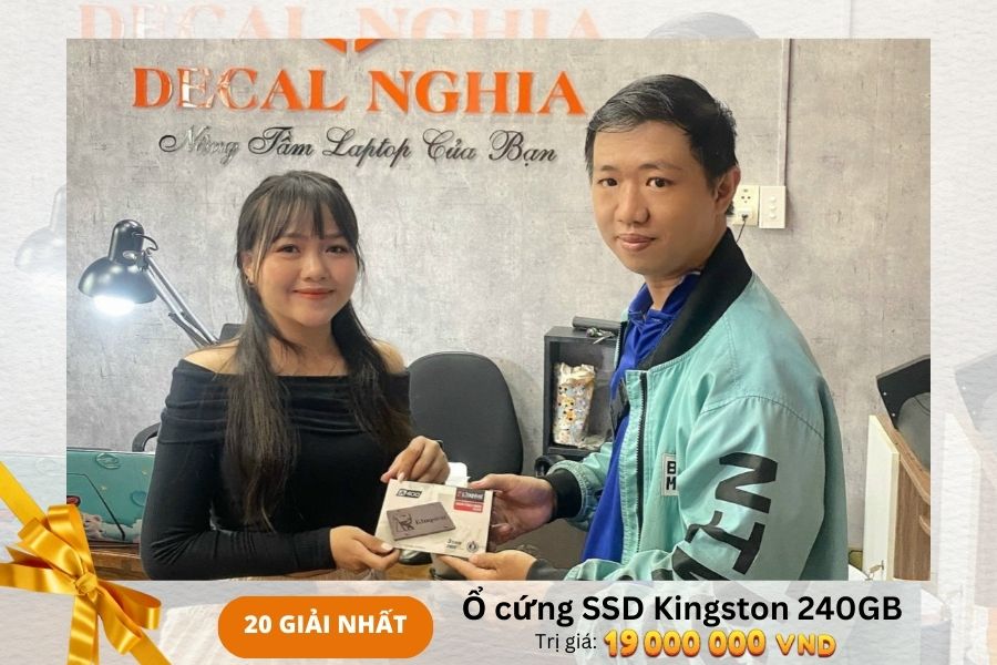 Khách hàng may mắn trúng Giải nhất chương trình "Dán laptop - Trúng laptop"