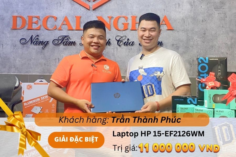 Khách hàng may mắn trúng Giải đặc biệt chương trình "Dán laptop - Trúng laptop"