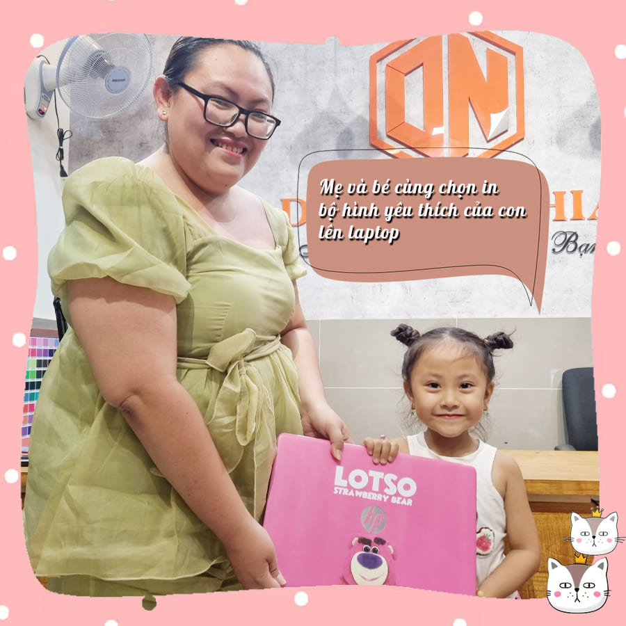 Mẹ và bé cùng chọn in bộ hình yêu thích của con lên laptop