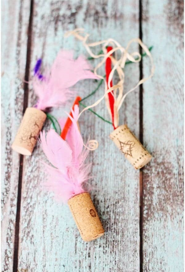 Hướng dẫn làm đồ chơi cho mèo thật đơn giản