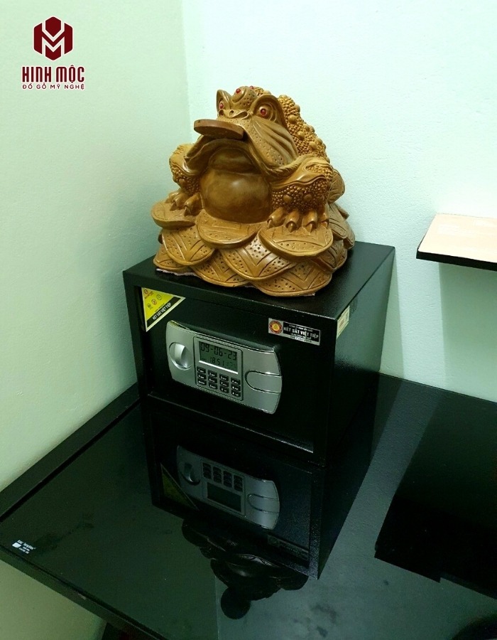 Cóc thiềm thừ gỗ đặt trên két sắt Cóc thiềm thừ gỗ đặt trên két sắt