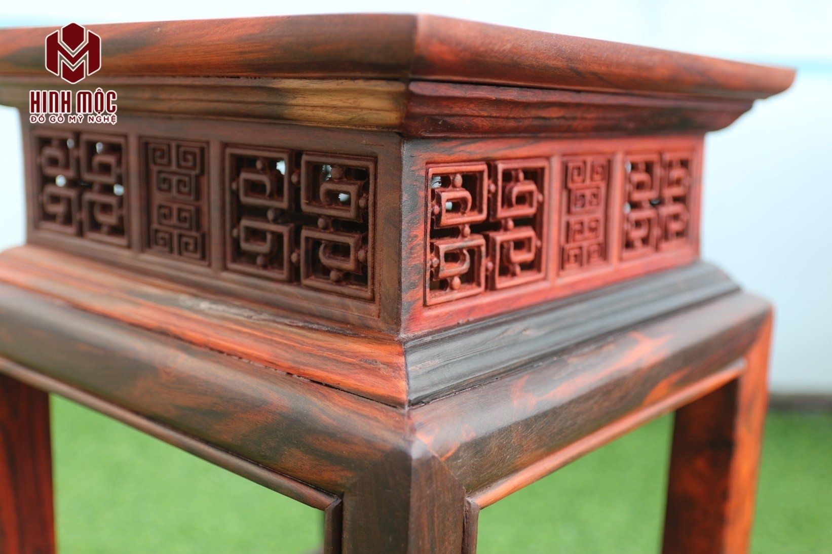 Họa tiết xung quanh đôn được đục chạm sắc nét, tỉ mỉ Họa tiết xung quanh đôn được đục chạm sắc nét, tỉ mỉ