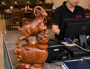 Tượng dê gỗ để bàn làm việc có phù hợp với doanh nhân không? So sánh với tượng ngựa gỗ