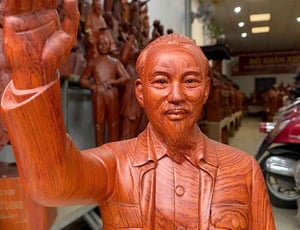 Tượng gỗ Bác Hồ làm quà biếu tặng: Ý nghĩa sâu sắc, cẩm nang lựa chọn cho các dịp trọng đại