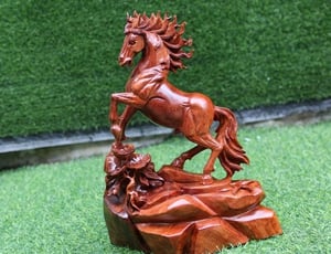 Tượng ngựa gỗ phong thủy hợp với tuổi nào? Phân tích quan hệ xung - khắc rõ nét