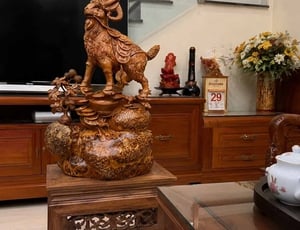Cách đặt tượng dê gỗ phong thủy - 3 vị trí lý tưởng để thu hút tài lộc và bình an