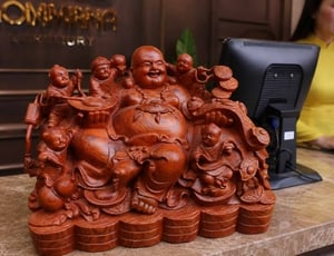 Vì sao nhiều người chọn tượng Di Lặc gỗ để quầy thu ngân?