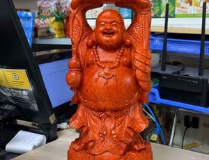 Đặt tượng Di Lặc dâng vàng tại quầy thu ngân. Di Lặc dâng vàng hay là giúp gia chủ buông vàng đi?