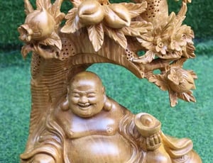 Ý nghĩa cây đào trong phong thủy tượng Di Lặc
