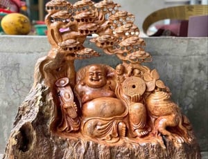 Tượng Di Lặc cây tùng hợp tuổi nào, mệnh nào?