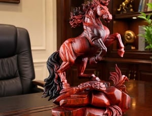 Triết lý về tượng ngựa gỗ và bài học vô thường giúp con người buông bỏ bám chấp