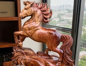 Xu Hướng Bài Trí Bàn Làm Việc Mới: Tại Sao Giới Doanh Nhân Chọn Dáng Ngựa Thong Dong?