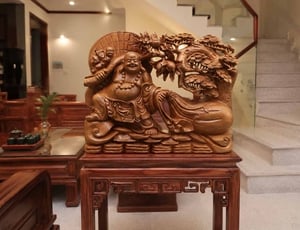 Cách Đặt Tượng Di Lặc Kéo Bao: Nên Để Kéo Bao Vào Nhà Hay Kéo Bao Ra Ngoài?