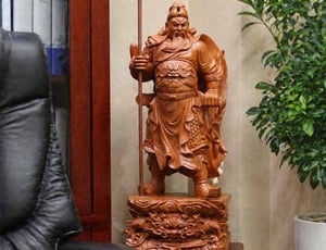 Tượng Quan Công trên bàn làm việc: Nghệ thuật kiểm soát quyền lực và hóa giải thị phi