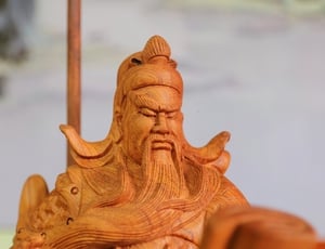 So sánh tượng Quan Công gỗ Hương và gỗ Mun: Đừng chỉ nhìn giá, hãy chọn sự bền vững!