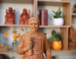 Nên chọn mua tượng Trần Hưng Đạo gỗ Hương hay gỗ Ngọc Am?