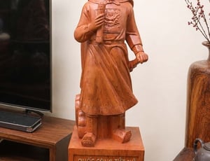 Có nên đặt tượng Trần Hưng Đạo trong phòng khách không? Những lưu ý quan trọng