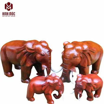Gia đình voi gỗ xà cừ