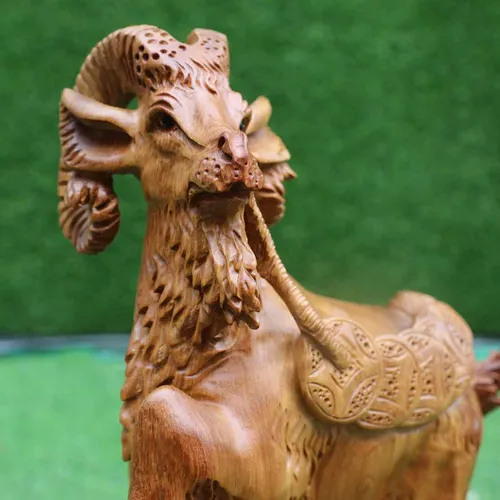 Dê núi đứng túi tiền gỗ hương