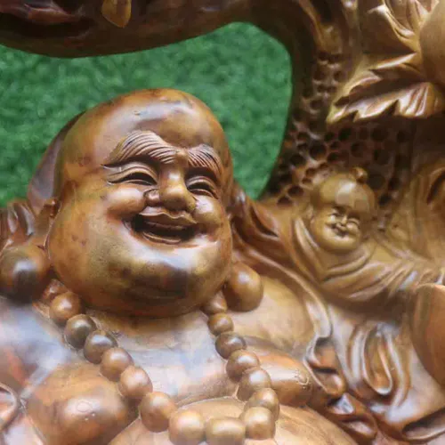 Di Lặc ngồi gốc cây đào cao 67cm gỗ xá xị