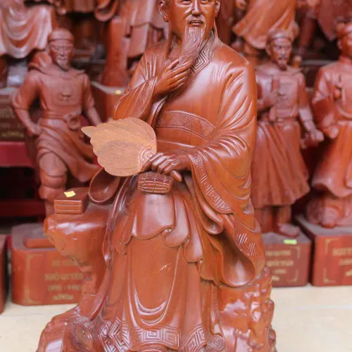 Tượng gỗ Khổng Minh ngồi cầm quạt
