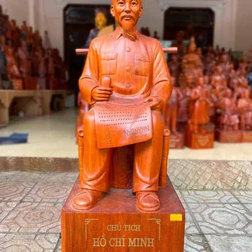 Tượng gỗ Bác Hồ ngồi đọc báo cao 60cm