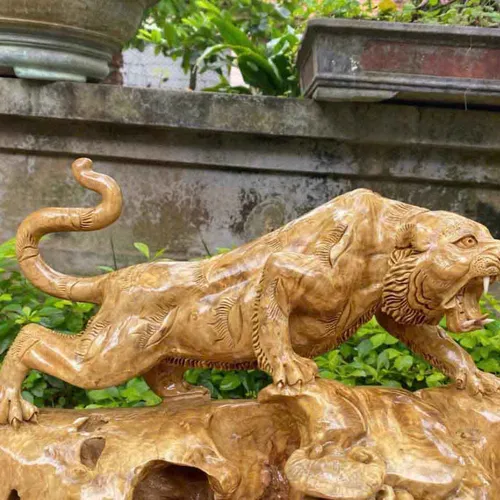 Mãnh hổ gỗ nu kháo