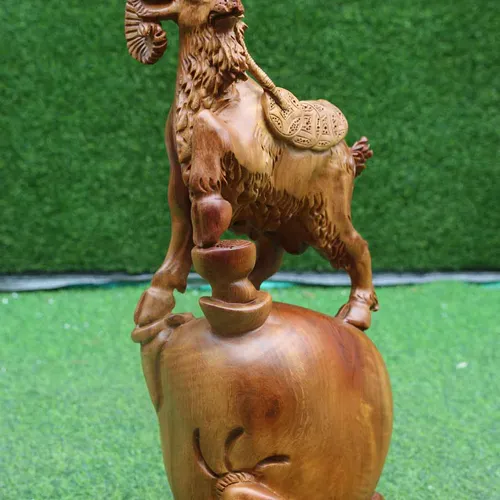 Dê núi đứng túi tiền gỗ hương