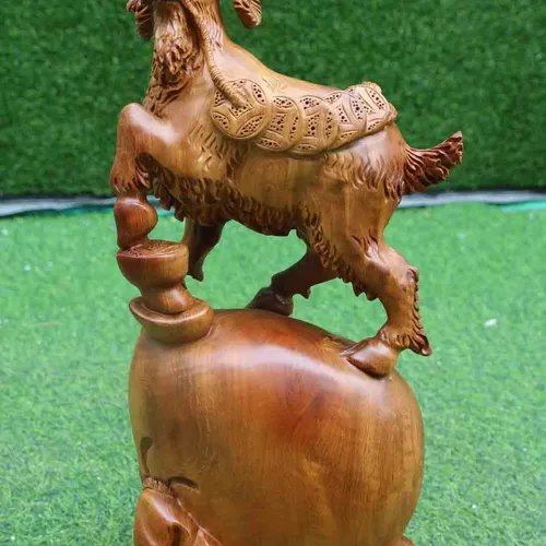Dê núi đứng túi tiền gỗ hương