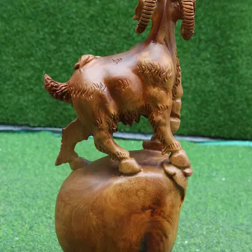Dê núi đứng túi tiền gỗ hương