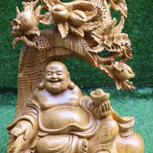 Di Lặc ngồi gốc cây đào gỗ xá xị