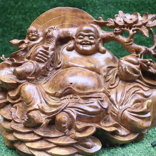 Di Lặc ngồi gốc đào gỗ nu xá xị